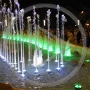 światło różne kolory woda fontanna nocą